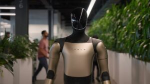 Tesla robot i kontorlandskab