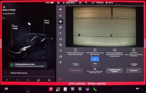 Tesla Model 3 skærm med opladningsinfo og kameraovervågning
