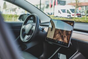 Tesla cockpit med touchskærm og rat
