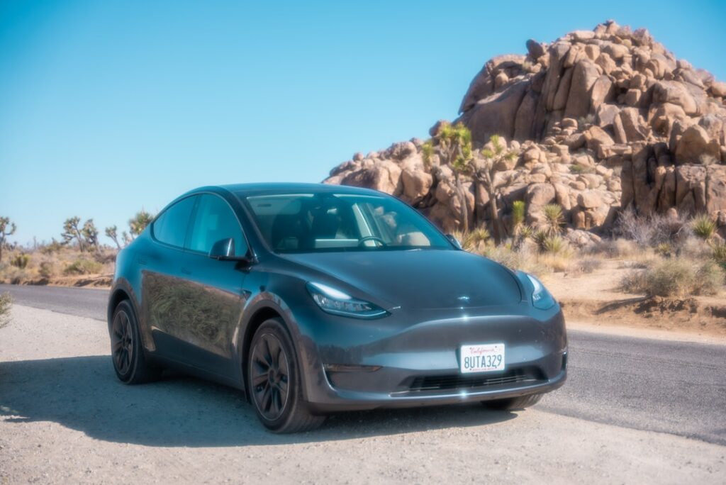 Tesla Model Y parkeret i ørkenen