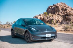 Tesla Model Y parkeret i ørkenen