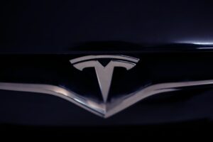 Tesla T-logo på kølergrill