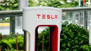 Tesla ladestation i grønne omgivelser