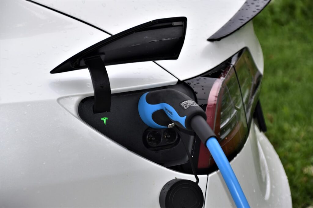 Tesla bil oplades med blå kabel
