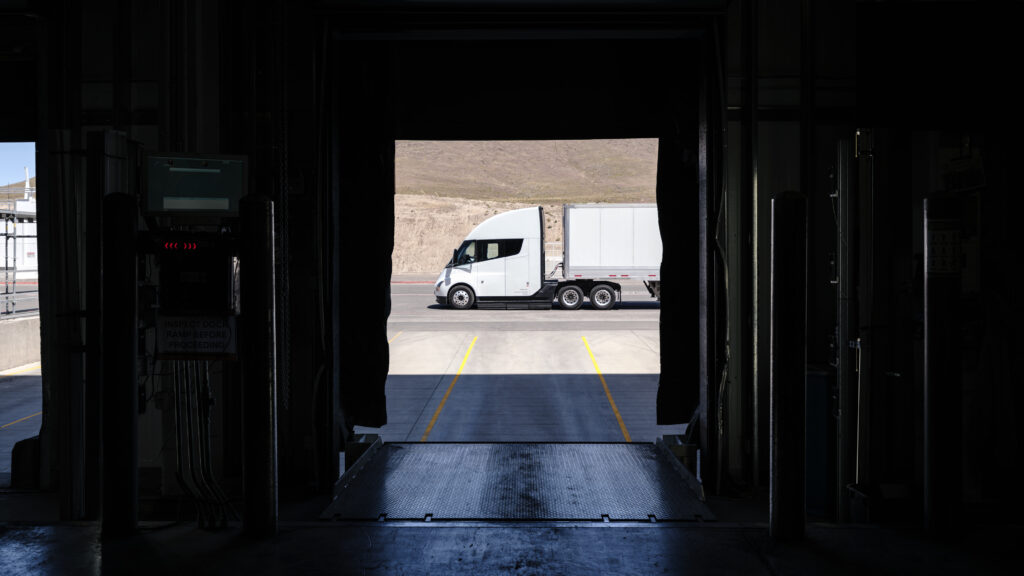 Tesla Semi parkeret foran en lagerbygning
