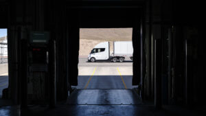 Tesla Semi parkeret foran en lagerbygning