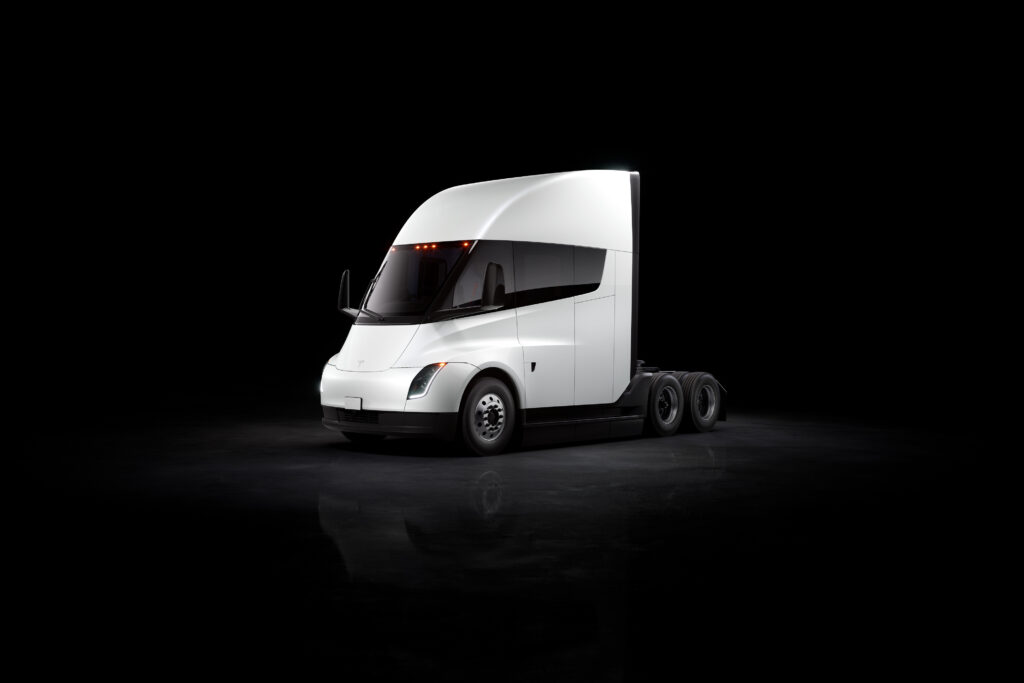 Tesla Semi i et mørkt studie
