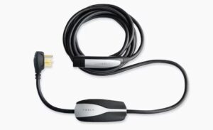 Tesla opladerkabel med stik set oppefra