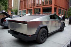 Tesla Cybertruck parkeret i bymiljø