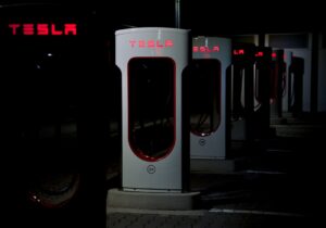 Tesla Supercharger-station om natten