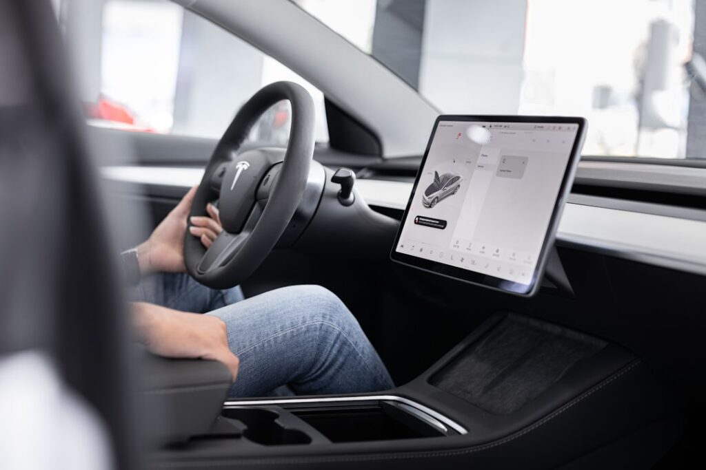 Tesla interiør med skærm og rat