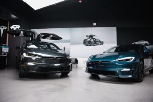 Tesla Model X og Model S i showroom