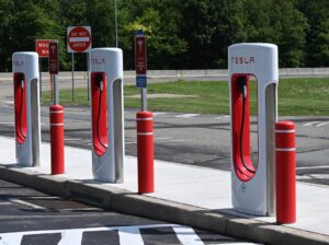 Tesla superchargers på en parkeringsplads