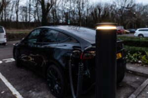 Tesla Model Y oplader i en parkering