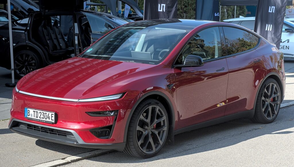 Rød Tesla Model Y Performance med mørke fælge og røde bremsekalibre