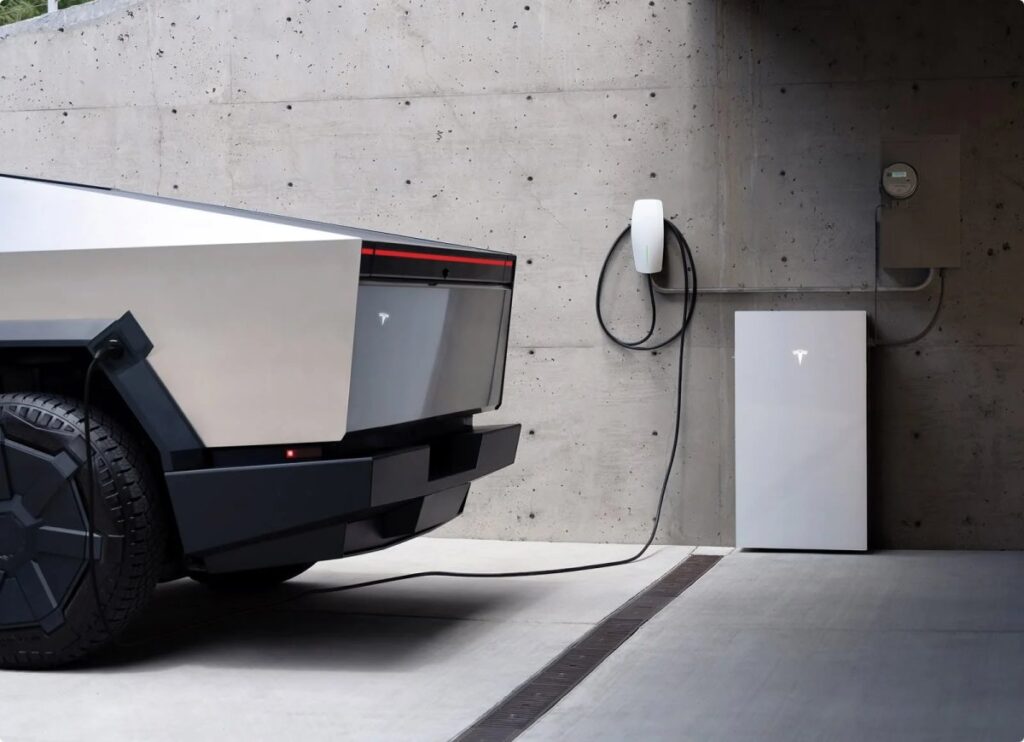 Tesla Cybertruck til opladning ved betonvæg
