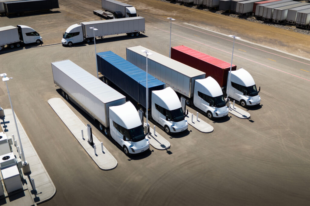 Tesla Semi lastbiler ved opladningsstation