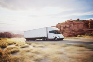 Tesla Semi lastbil kører på motorvej