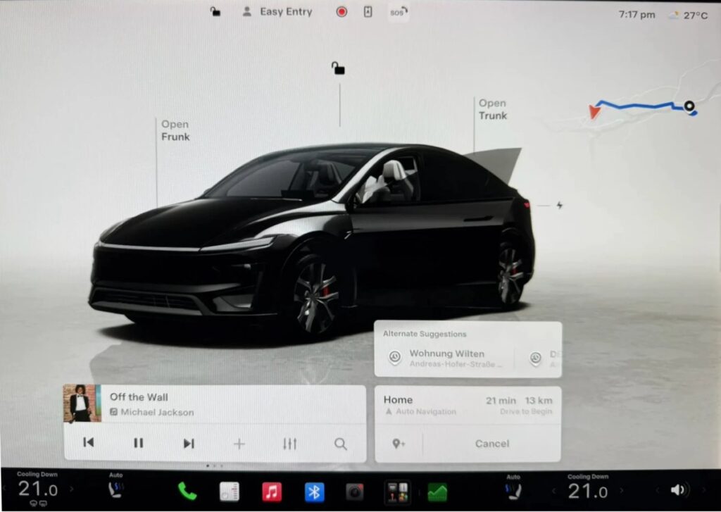 Tesla med infotainment-skærm, åbent bagagerum