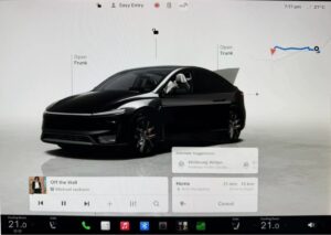 Tesla med infotainment-skærm, åbent bagagerum