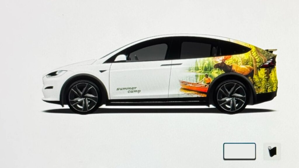 Tesla Model X med campingdesign på siden