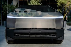 Tesla Cybertruck foran parkeret udendørs