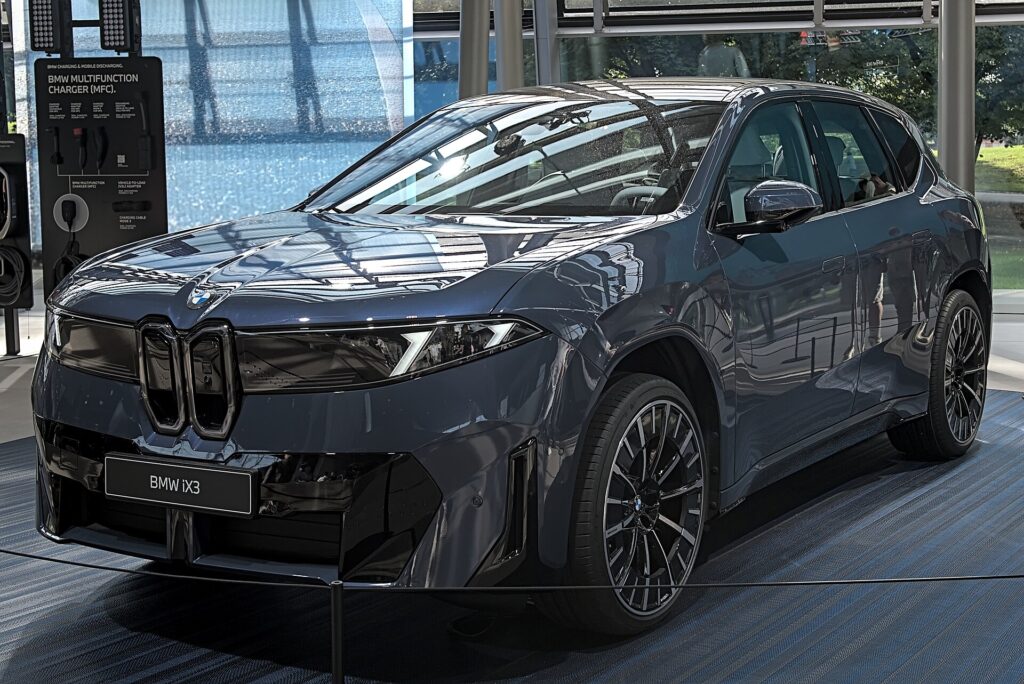 Mørkegrå BMW iX3 af den nye generation udstillet indendørs