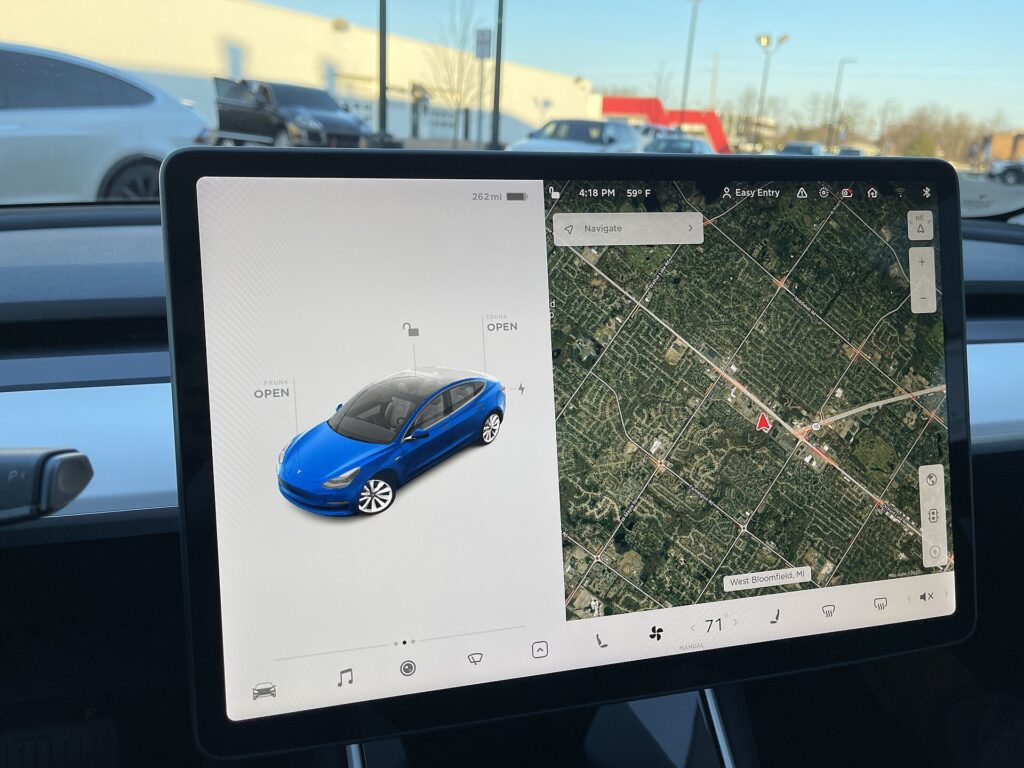Touchskærmen i en Tesla Model 3 med bilens status og et satellitkort