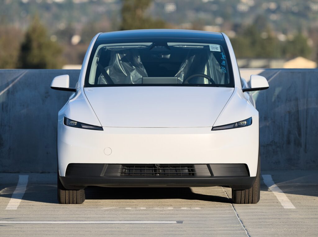 Hvid Tesla Model Y Standard set lige forfra, uden lysbjælke i fronten