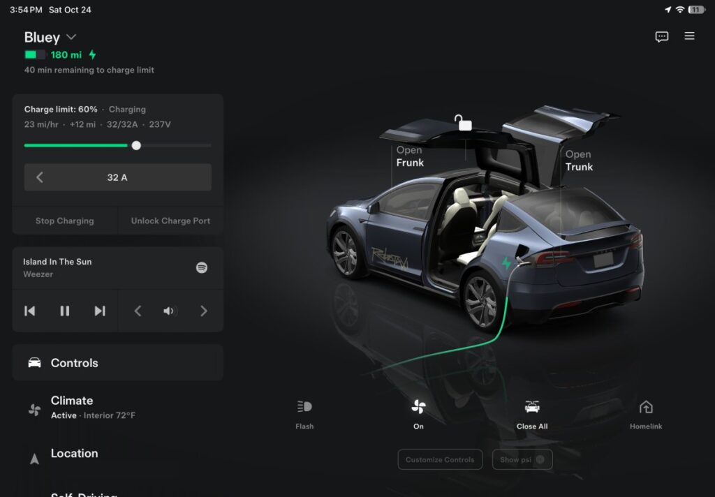 Tesla Model X oplader med åbne døre på skærmen