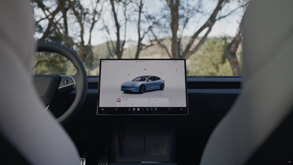 Tesla interiør med skærm i køretilstand