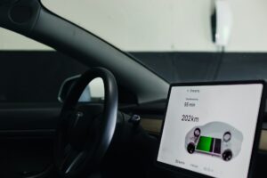 Opladningsskærmen i en Tesla viser resterende ladetid og rækkevidde, mens bilen lader fra en Wall Connector