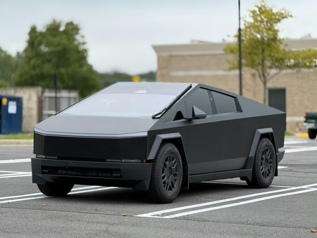 Tesla Cybertruck parkeret udendørs