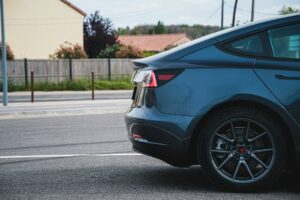 Tesla Model Y parkeret på en vej