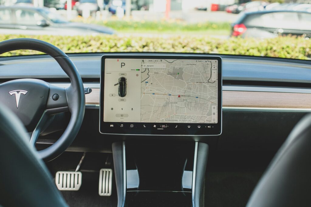 Kørselskortet vises på den store midterskærm i en Tesla Model 3